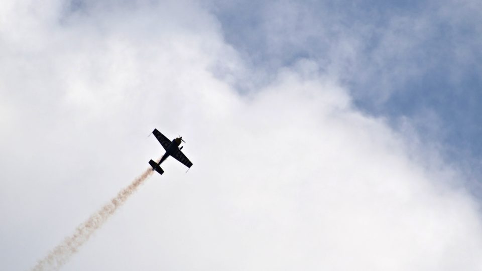 Na Jabloncem létala nejen kola, 11. ročník JBC 4X Revelations zpestřil i akrobatický letec Martin Šonka