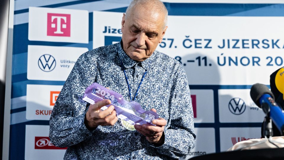 Tradiční účastník závodu, architekt a herec David Vávra, si prohlíží trofej pro vítěze 57. ročníku Jizerské 50