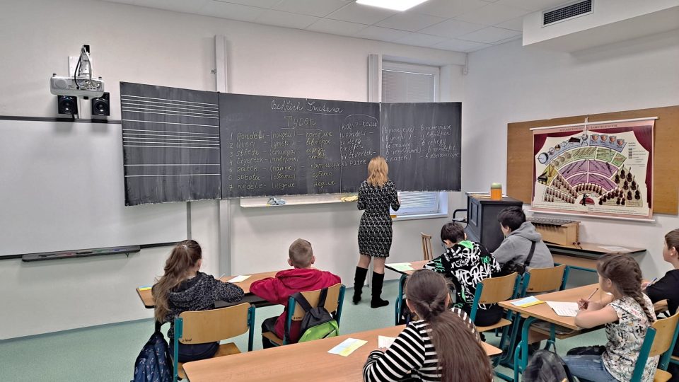 Skupina ukrajinských dětí se učí základy českého jazyka