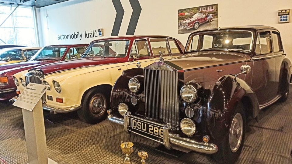 Daimler a Rolls-Royce - luxusní limuzíny ze sbírky sloužily i v královských rodinách