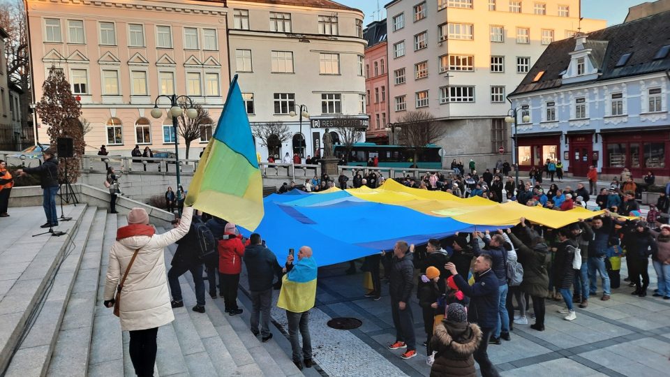 Happening na podporu Ukrajiny symbolicky skončil na Mírovém náměstí v centru Jablonce nad Nisou