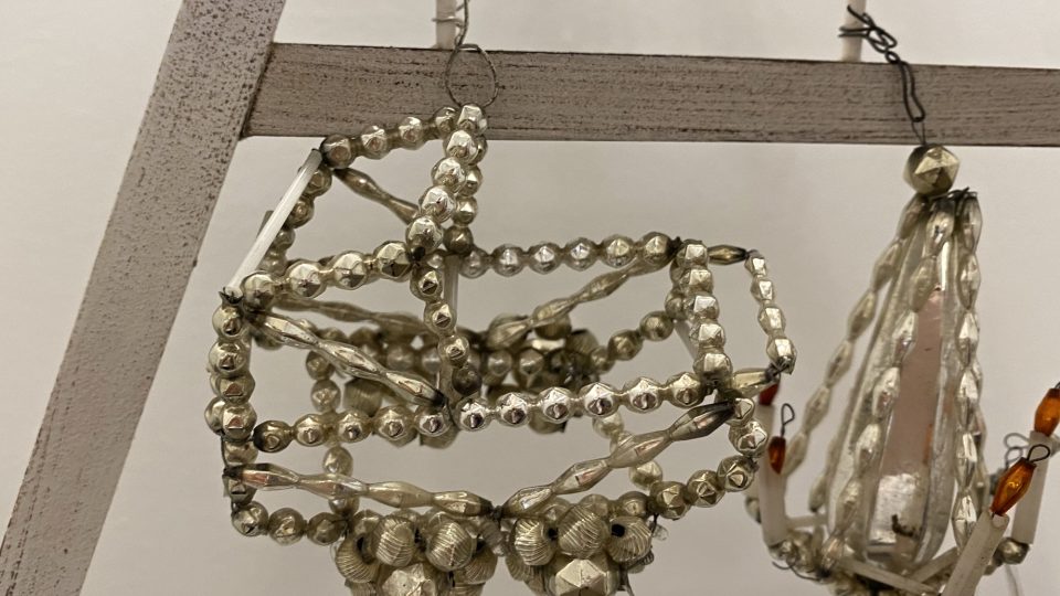 Kočárek ze skleněných perliček, další z vánočních ozdob vystavených v jilemnickém muzeu