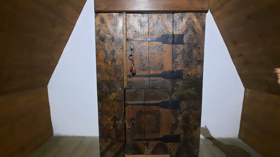Unikátní gotická skříň se šablonovou malbou