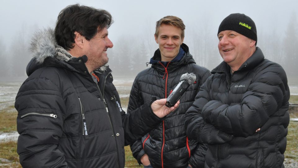 Natáčení dílu seriálu o sportovištích (zleva: Pavel Petr, František Holík, Pavel Ploc)