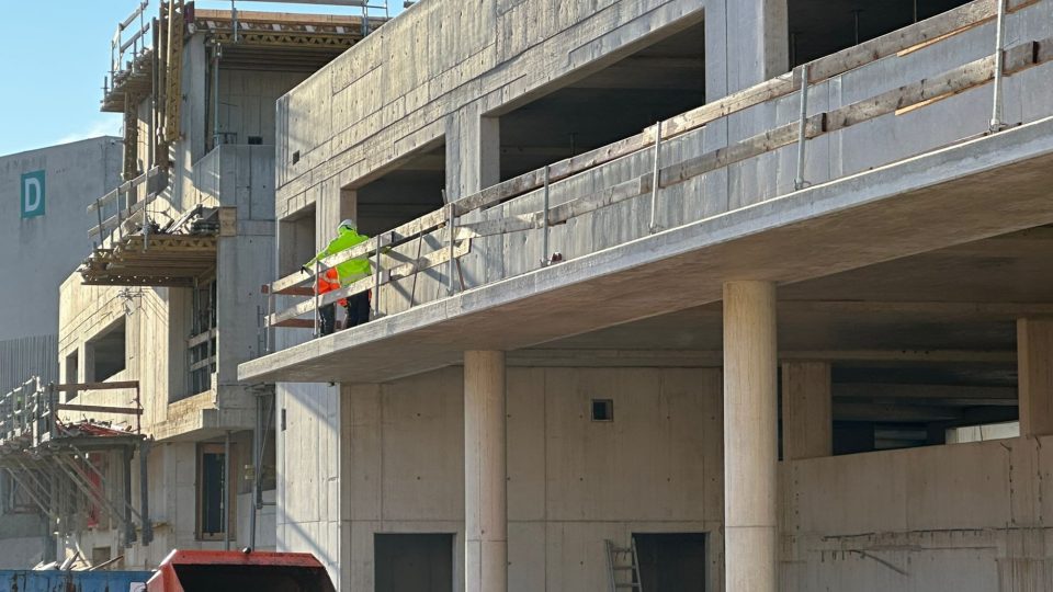 Ze stavby Centra urgentní medicíny v Liberci bude první hotový parkovací dům