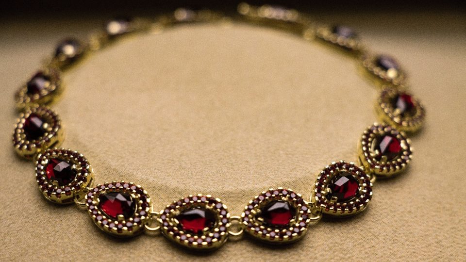 K 70. výročí družstva Granát Turnov vznikla unikátní sada šperků | foto: Jaroslav Hoření, Český rozhlas K 70. výročí družstva Granát Turnov vznikla unikátní sada šperků