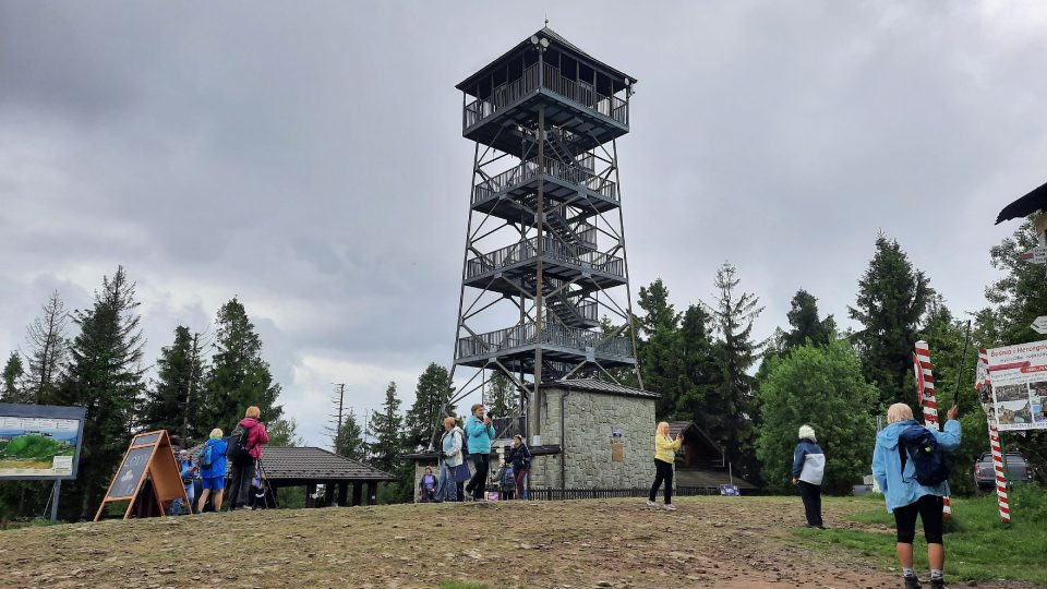 Rozhledna stojí přesně na hranici. Z jedné strany je vstup z Česka, z té druhé z Polska