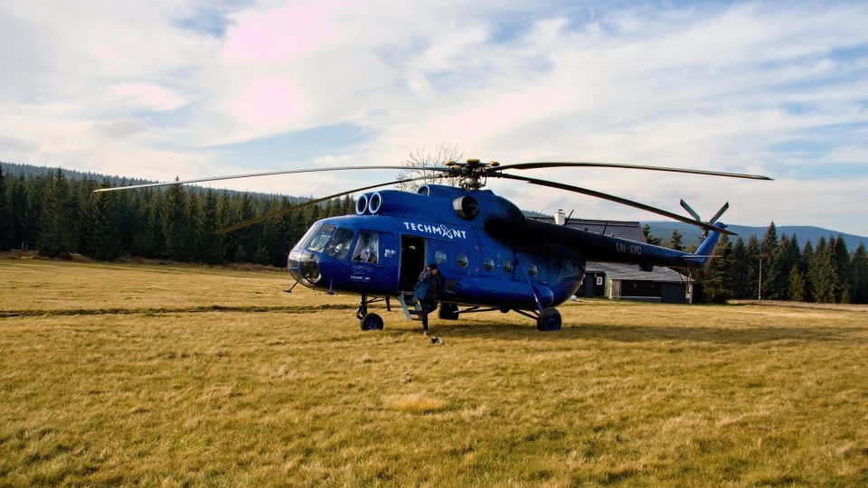 V úterý 16. listopadu byl nad Jizerskými horami k vidění vrtulník, dopravoval část mostu na Jizerku