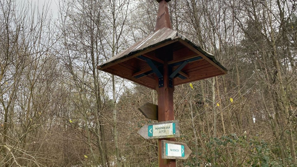 Rozcestník ukazuje i cestu k pomníku věnovanému padlým letcům