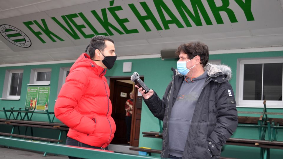 Denis Kavan (vlevo) při rozhovoru s Pavlem Petrem