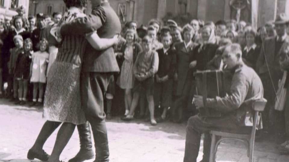 Oslava osvobození na turnovském náměstí v květnu 1945