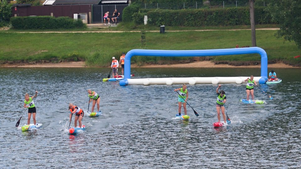 Paddlebordisté závodí na jablonecké přehradě