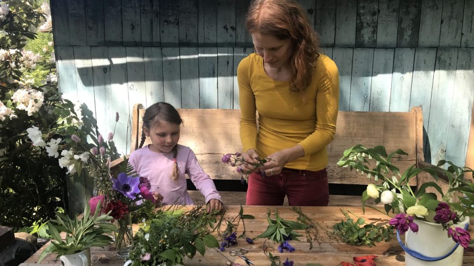 Jana Krupová s dcerou vážou kytici z místních květin
