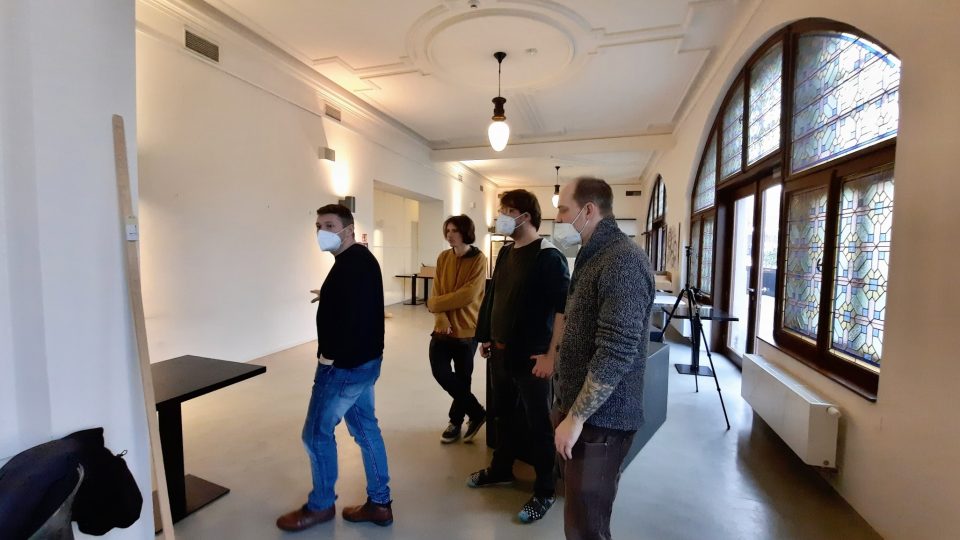 Trojice výtvarníků si vybrala prostor v bývalé kavárně liberecké Oblastní galerie