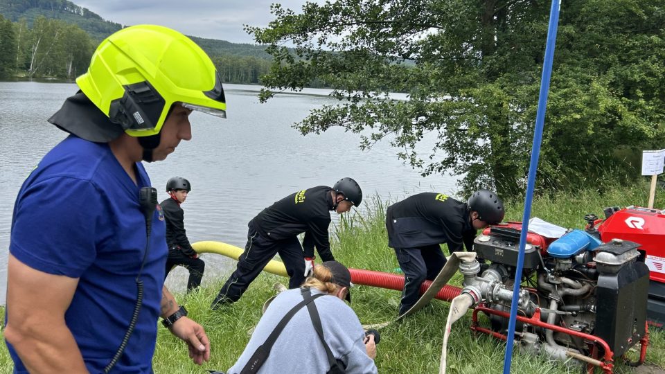 Vodu no Nového Boru přivedli dětští hasiči z koupaliště ve Sloupu