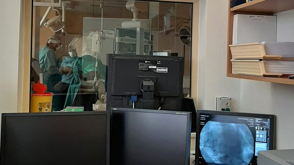 Český rozhlas vysílal od operačního sálu libereckého Kardiovaskulárního centra, kde zrovna lékaři implantovali pacientovi kardiostimulátor