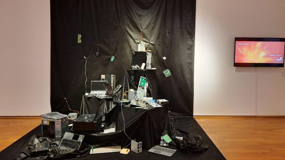 Výstava v Muzeu skla a bižuterie v Jablonci reaguje výstavou Computer & Jewellery na současné propojení našich životů s počítači