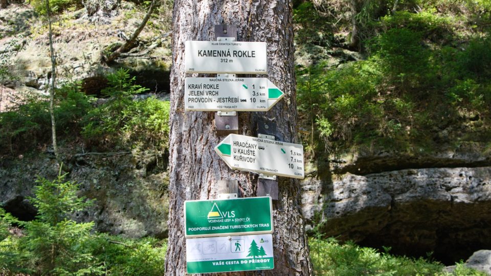 Rozcestník na naučné stezce Jeřáb v Ralsku