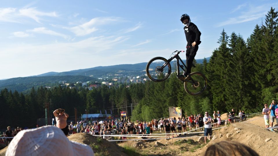Finálový závod Světového poháru ve fourcrossu horských kol v Jablonci nad Nisou nabídl dramatickou podívanou