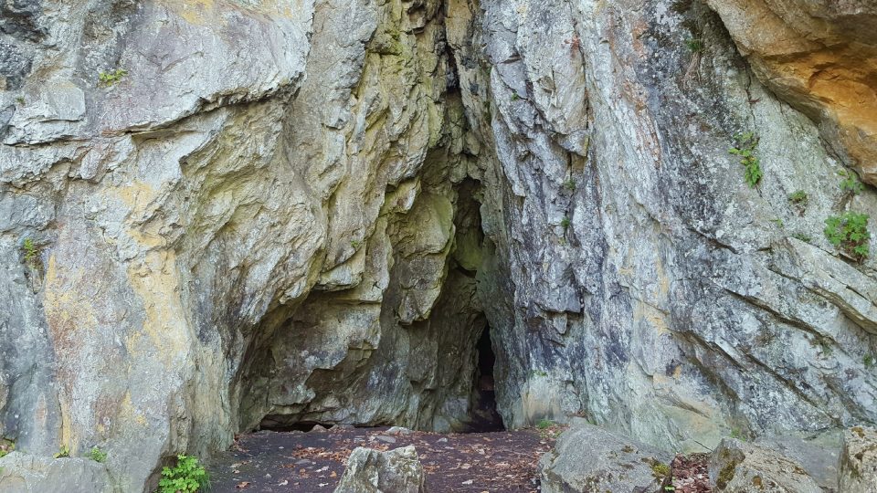 Jeden ze dvou vstupů do jeskyně