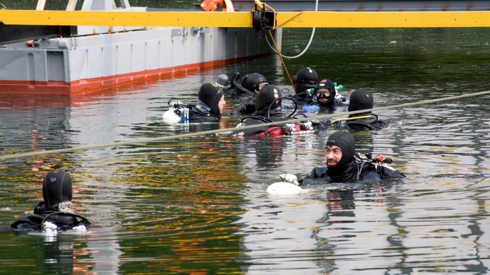 Posádku potápěčů podporoval i tým odborníků