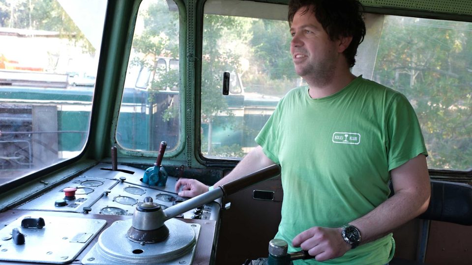 Strojvedoucí Hynek Posselt v kabině lokomotivy Rosnička | foto: Miroslav Polach Strojvedoucí Hynek Posselt v kabině lokomotivy Rosnička