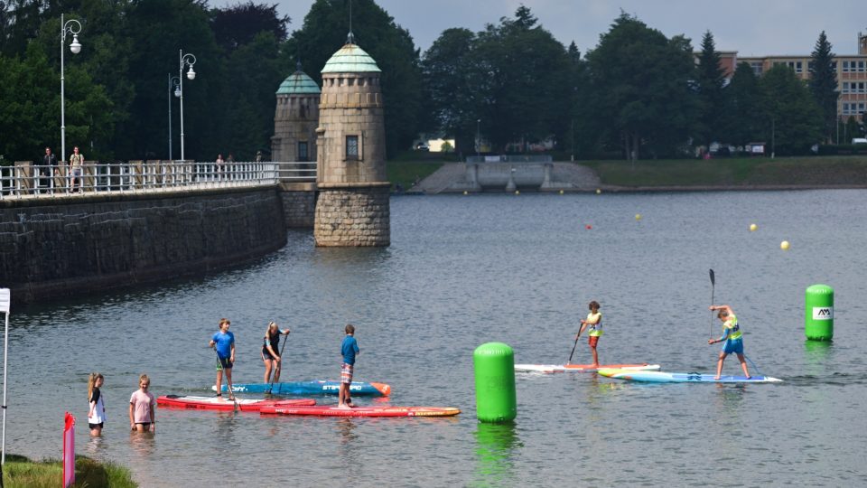 Jablonecká přehrada hostila závody paddleboardistů