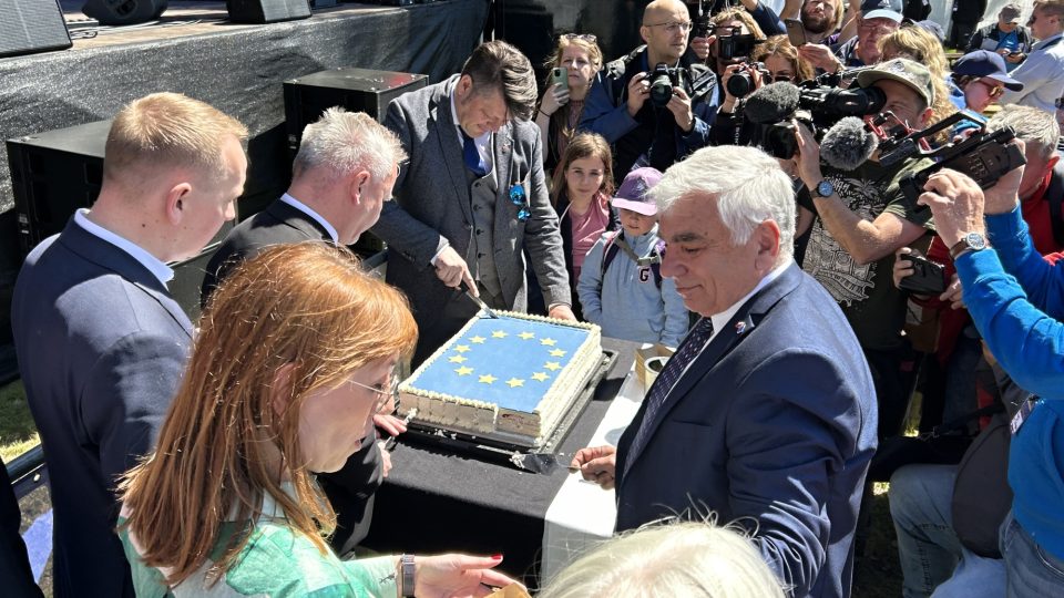 Symbolické krájení dortu s vlajkou Evropské unie, z oslav dvaceti let ČR v EU