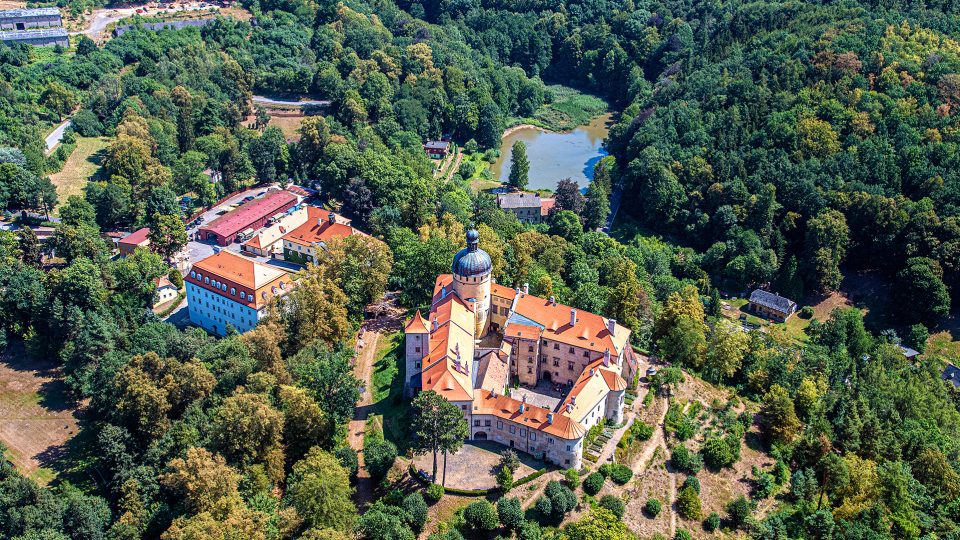 Z připravované knihy Liberec a okolí z nebe: Chotyně, hrad Grabštejn