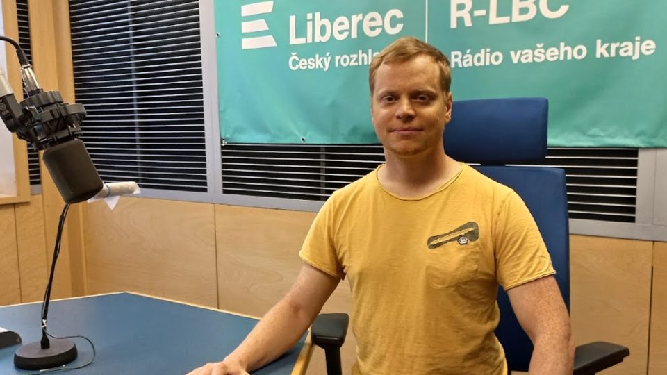 Hostem ve studiu Českého rozhlasu Liberec byl výrobce dřevěných deskových her z Liberce Matyáš Veselý