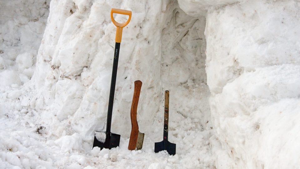 Nástroje na sochání ze sněhu. Momentak z Jilemnice, kde nadšenci stavěli obřího Krakonoše