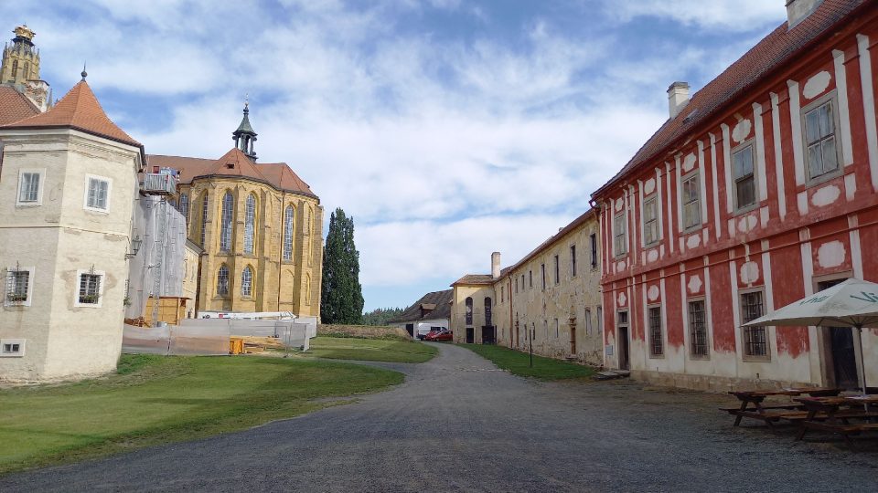Pohled do areálu kladrubského kláštera