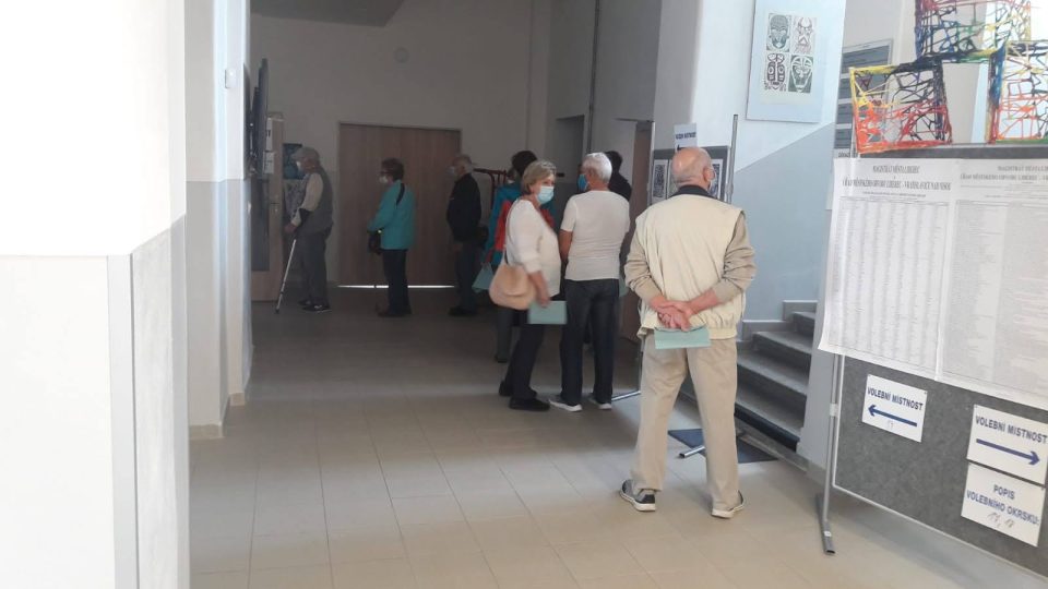 Voliči přicházejí do Základní školy na náměstí Míru v Liberci