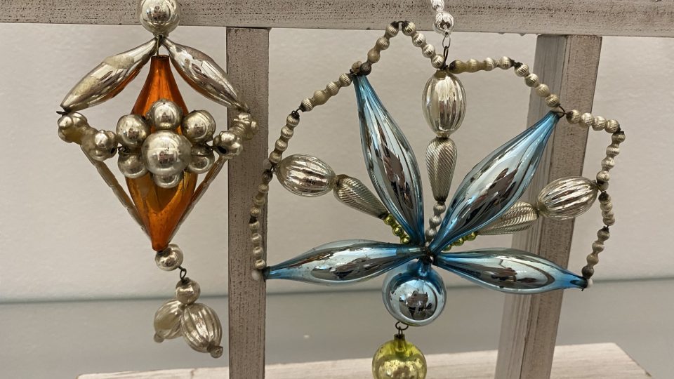V jilemnickém muzeu vystavují vánoční ozdoby z foukaných perliček. Ty se dnes vyrábějí už jen v Poniklé