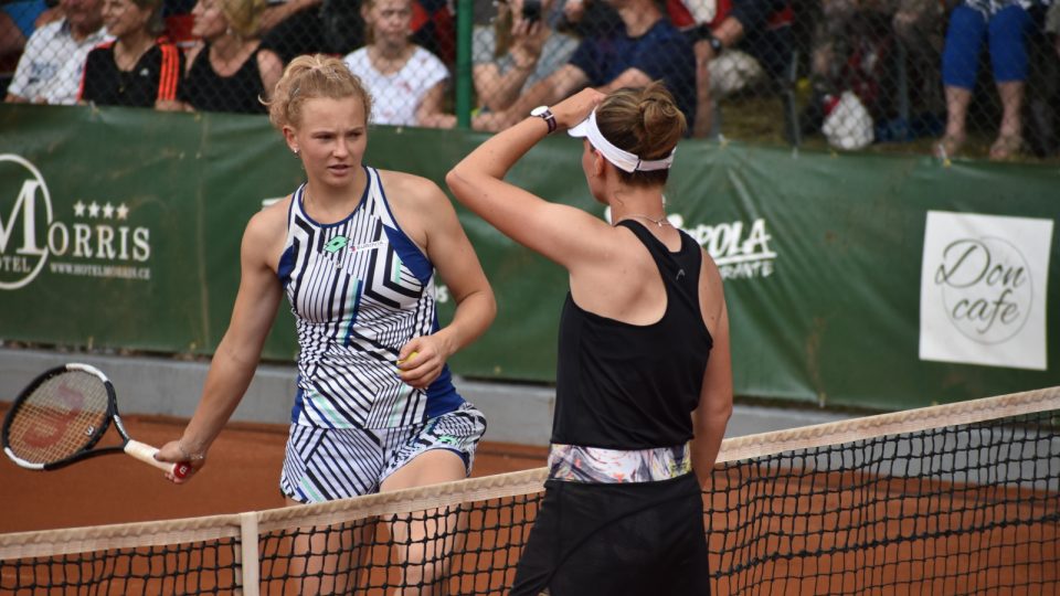 Z vítězství se ve finále radovala Barbora Krejčíková (vpravo)