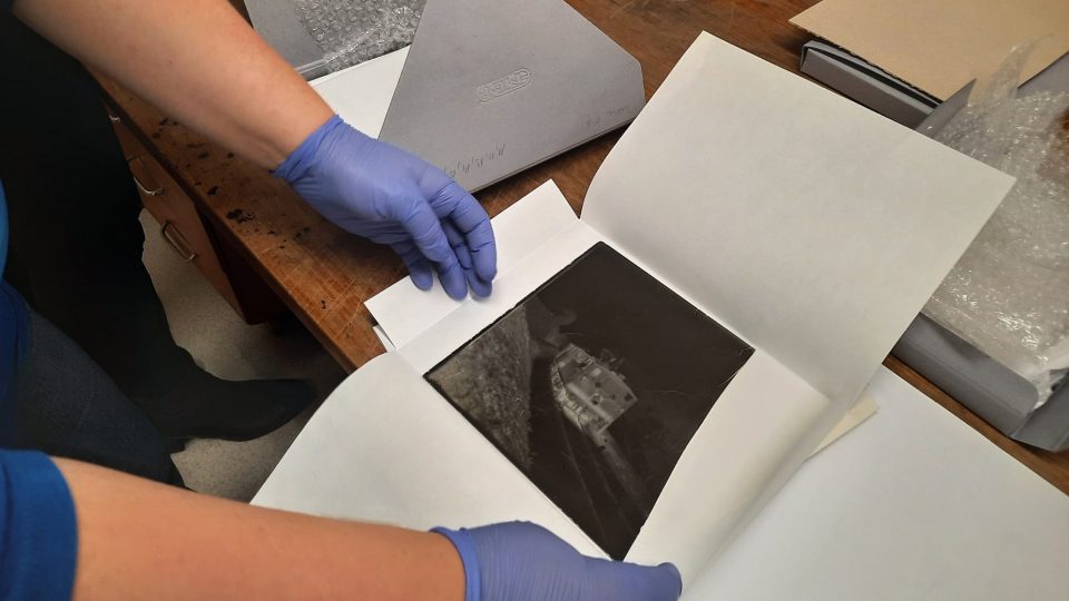 Pracovníci muzea historické skleněné negativy pečlivě skladují