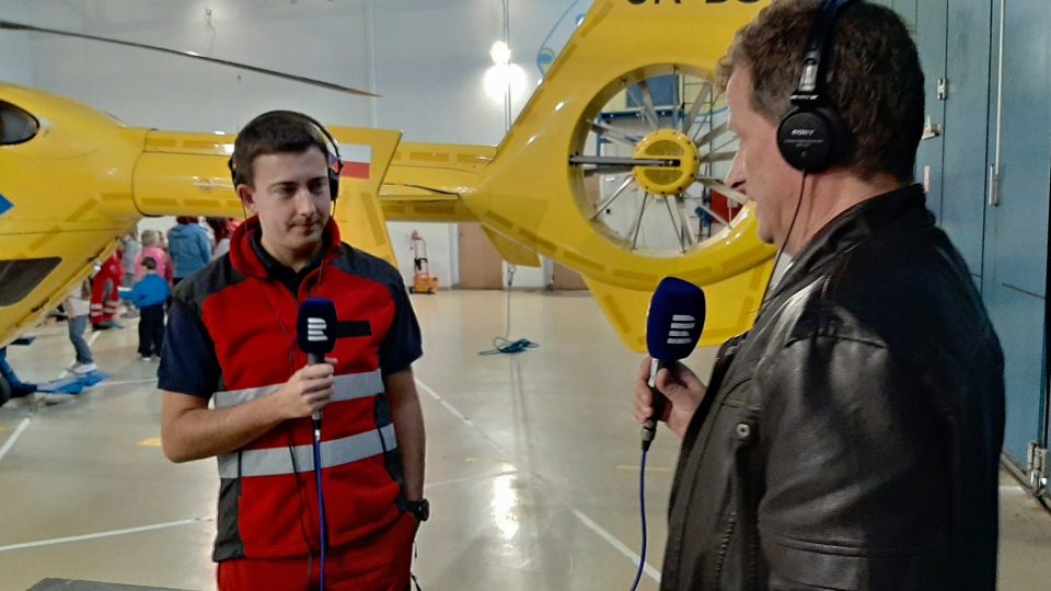 Pilot záchranářského vrtulníku Tomáš Jerje a redaktor Jaroslav Hoření