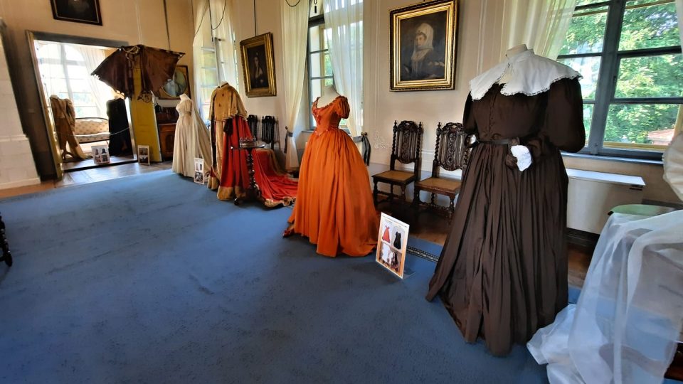 Na hradě Valdštejn vystavují kostýmy z filmových pohádek