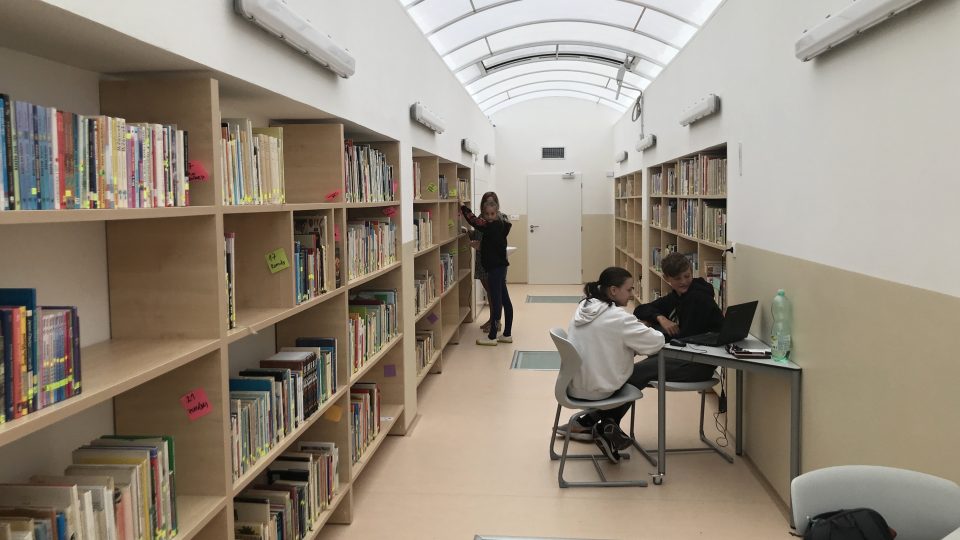 Nové umístění knihovny, kterou měla škola předtím ve sborovně. Během rekonstrukce vznikl pro knihovnu prostor pod původní průsvitnou střechou