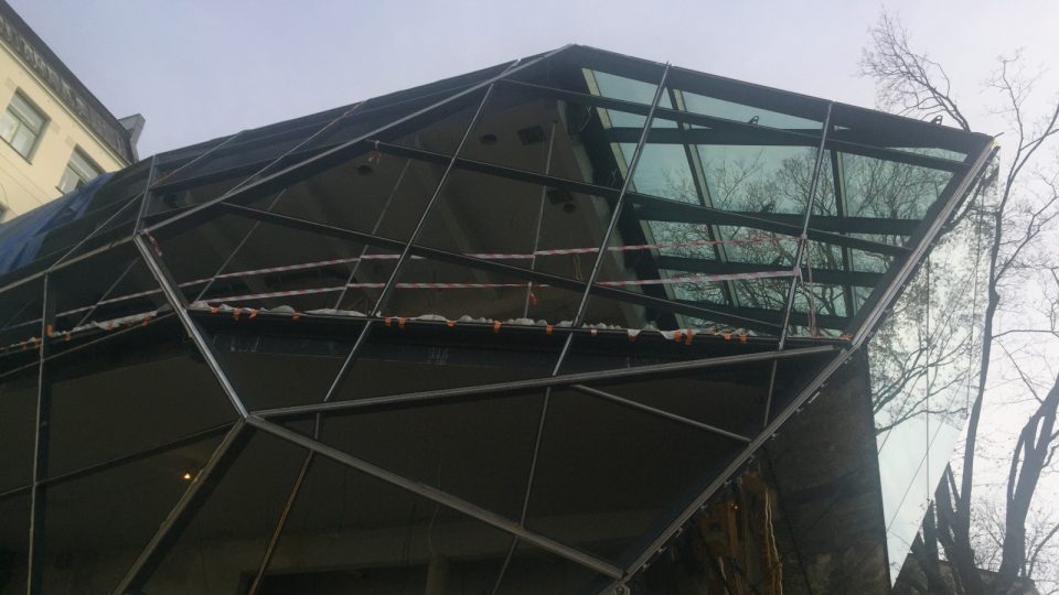 Práce na nevšední přístavbě Muzea skla a bižuterie v Jablonci nad Nisou stále pokračují
