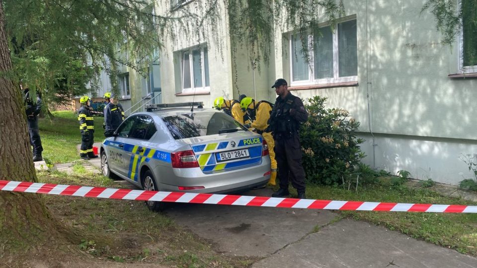 Hasiči a policisté zjišťují, jaká látka unikla v panelovém domě ve Skelné ulici v Jablonci nad Nisou