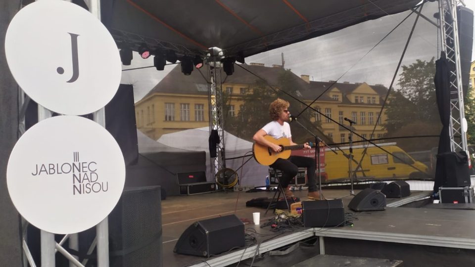 Hudební program na festivalu Jablonecká Perle se odehrál na dvou pódiích