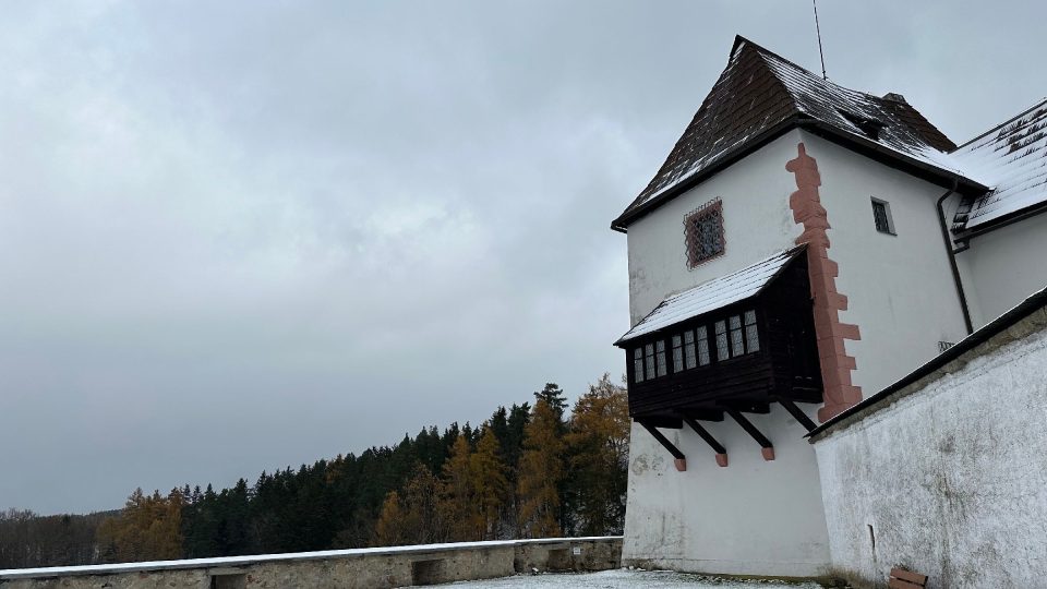 Někdejší hradní zahrada s pozůstatky střílen