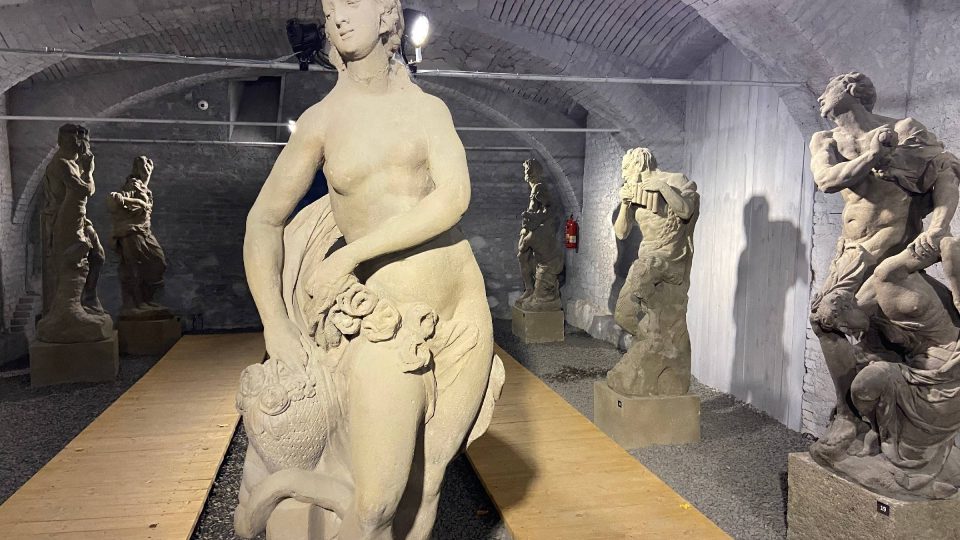 V lapidáriu je celkem 28 soch