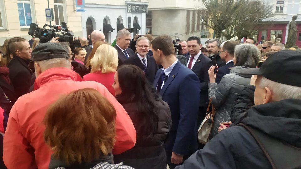 Premiér Petr Fiala mluvil s lidmi v Jablonci nad Nisou, kde bylo výjezdní zasedání české vlády
