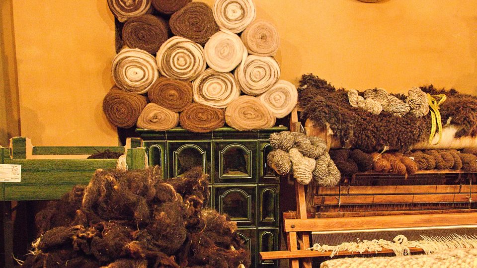 Jana Voháňková v Arnolticích zpracovává vlnu ovcí, které sama chová