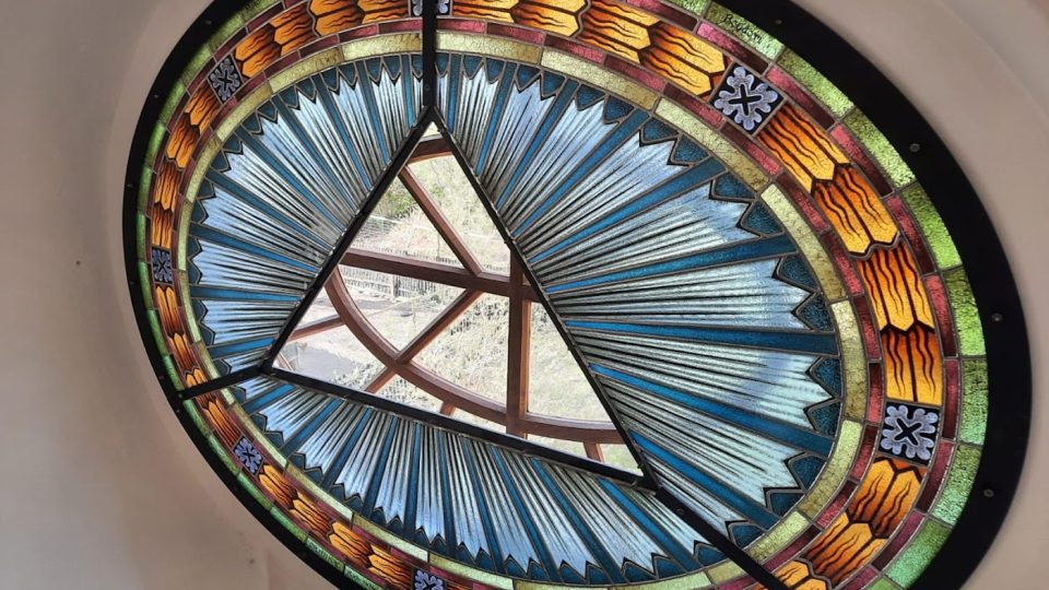 Kopie vitráže nad oltářem kunratického kostela ještě bez Božího oka