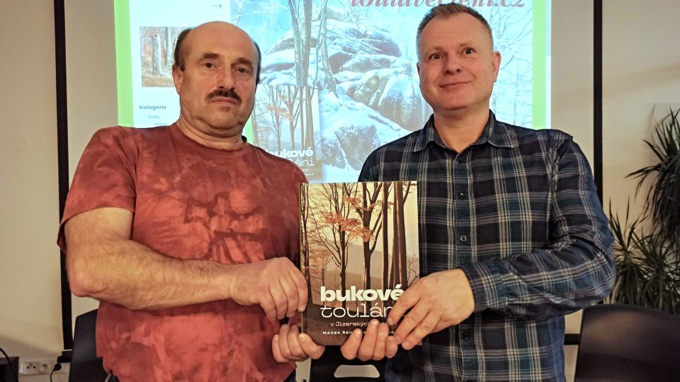 Zleva. fotograf Jan Pikous a spisovatel Marek Řeháček představují knihu Bukové toulání