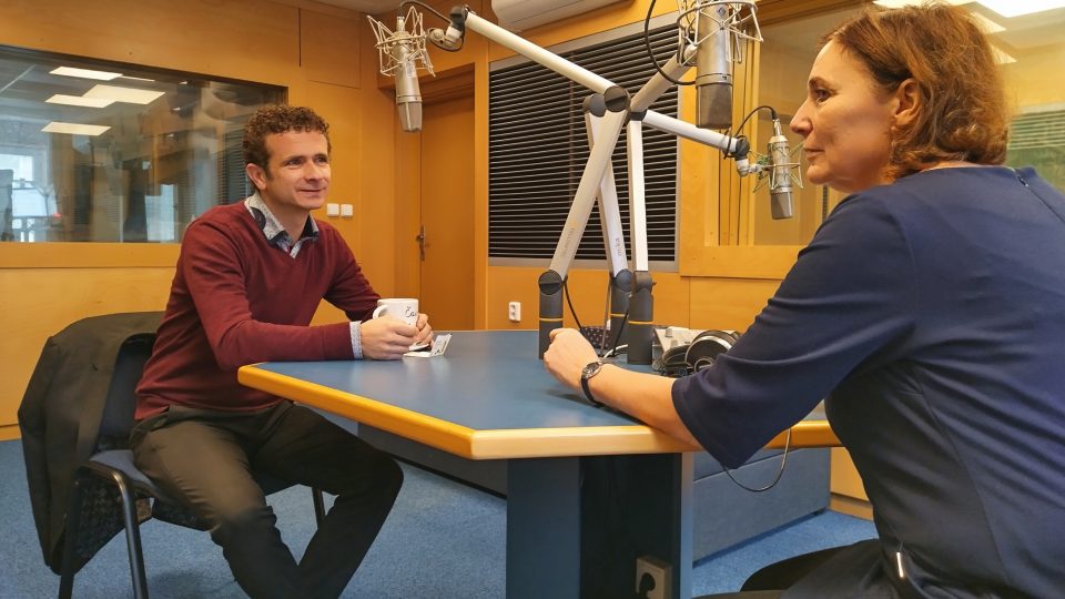 Petr Hubáček při rozhovoru s redaktorkou Janou Švecovou