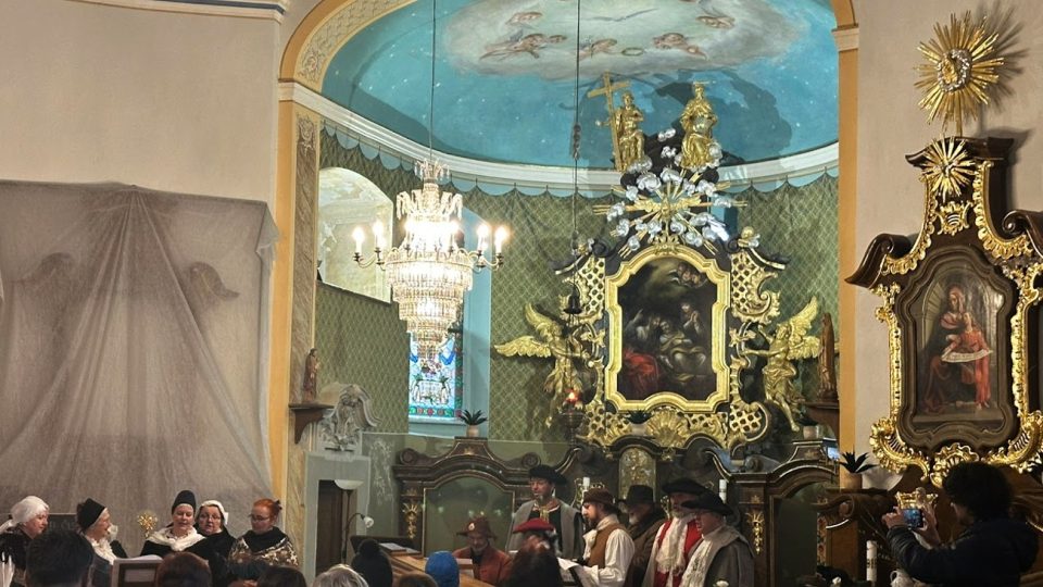 Část velikonočních slavností v Krásné na Jablonecku se odehrála také v tamním kostele svatého Josefa